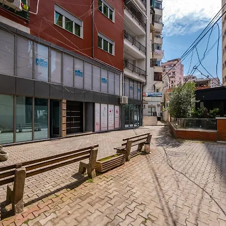 Lucas * Tirana